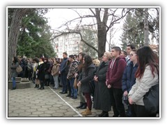 2016, ВЕНЦИ И ЦВЕТЯ ПРЕД БЮСТА НА АПОСТОЛА