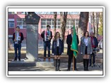 18 ФЕВРУАРИ 2019 - ВЕНЦИ И ЦВЕТЯ ПРЕД БЮСТА НА АПОСТОЛА