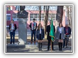 18 ФЕВРУАРИ 2019 - ВЕНЦИ И ЦВЕТЯ ПРЕД БЮСТА НА АПОСТОЛА