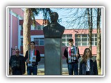 18 ФЕВРУАРИ 2019 - ВЕНЦИ И ЦВЕТЯ ПРЕД БЮСТА НА АПОСТОЛА