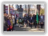 18 ФЕВРУАРИ 2019 - ВЕНЦИ И ЦВЕТЯ ПРЕД БЮСТА НА АПОСТОЛА