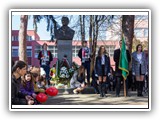 18 ФЕВРУАРИ 2019 - ВЕНЦИ И ЦВЕТЯ ПРЕД БЮСТА НА АПОСТОЛА