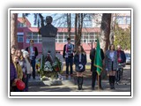 18 ФЕВРУАРИ 2019 - ВЕНЦИ И ЦВЕТЯ ПРЕД БЮСТА НА АПОСТОЛА